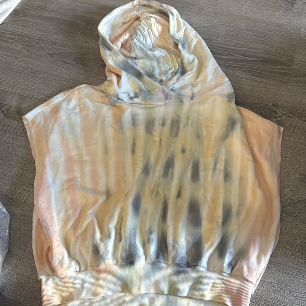 Sleeveless sweatshirt.